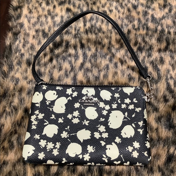 COACH FLORAL WRISTLET - Picture 9 of 10